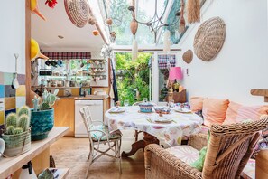 Comfort-Haus (2 Bedrooms) | Essbereich im Zimmer