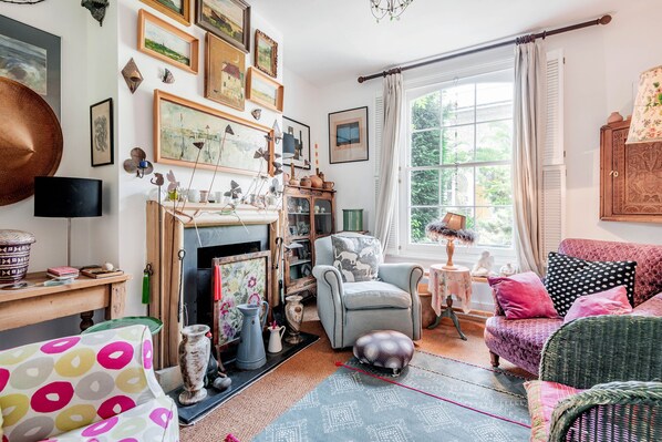 Comfort House (2 Bedrooms) | Living room