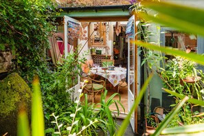 Garden - Enchanting Hammersmith Home Close to Shepherds Bush by Underthedoormat (London)