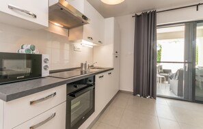 Kjøleskap, ovn, kokeplater og oppvaskmaskin