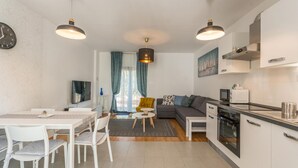 A modern apartment with a dining area, a living room, and a kitchen. - Cozy apartment in Sukosan with WiFi (Sukosan)