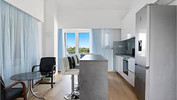 Fridge, oven, stovetop, dishwasher
