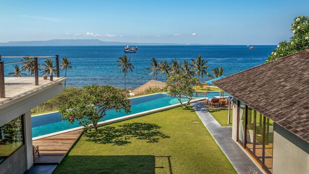 A modern house with a swimming pool, a view of the sea, and palm trees. - In 1 word: WOW! Unique, Breathtaking and Luxury! (Candidasa)