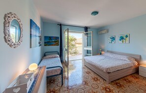 2 habitaciones, cuna de viaje y ropa de cama 