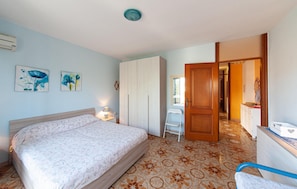 2 bedrooms, travel cot, bed sheets - 2 bedroom cozy apartment in Castelsardo (Castelsardo)
