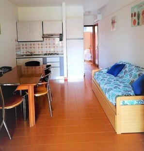 Apartamento, 1 habitación, balcón, vistas al jardín | Interior