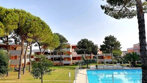 Departamento, 1 habitación, balcón, vista al jardín | Alberca