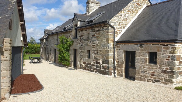 المنشأة من الخارج