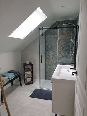 Dusche, Haartrockner, Handtücher, Toilettenpapier