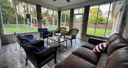 GaMe RoOm, Sleep 12, Colorful Back Yard, Beach(A)