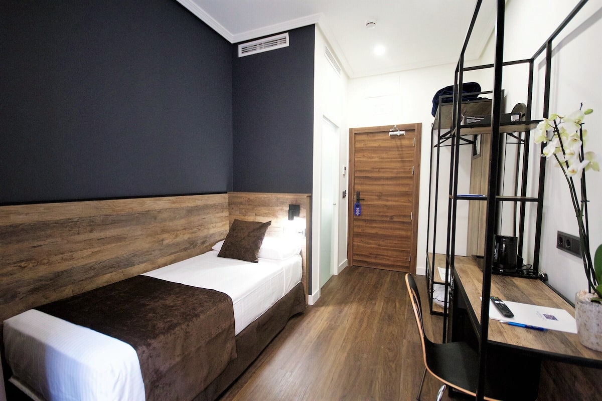 Standard Single Room | Minibar, in-room safe, desk, blackout curtains