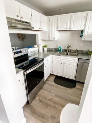 Refrigerador, microondas, cafetera/tetera, utensilios de cocina