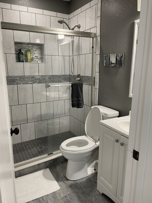 Dusche, Haartrockner, Handtücher, Seife