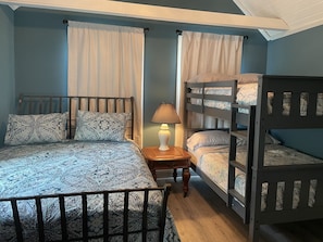 4 chambres, bureau, fer et planche à repasser, accès au Wi-Fi (inclus)