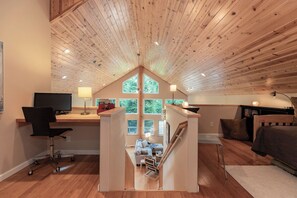 4 soverom, skrivebord, strykejern/-brett og reiseseng for barn