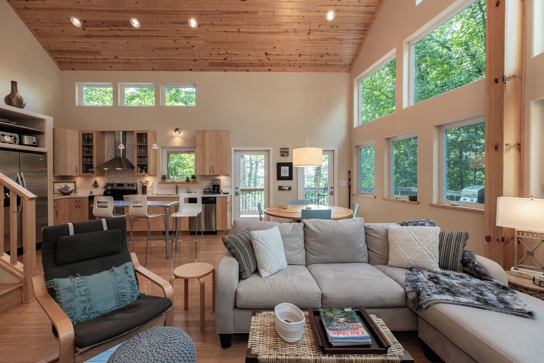 Smart TV, DVD player, books, offices