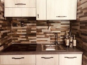 Kühlschrank, Mikrowelle, Kochgeschirr/Geschirr/Besteck