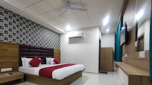 Un dormitorio moderno con cama, mesitas de noche, armario y ventilador de techo.