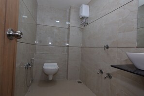 Un baño moderno con inodoro, ducha y lavamanos.