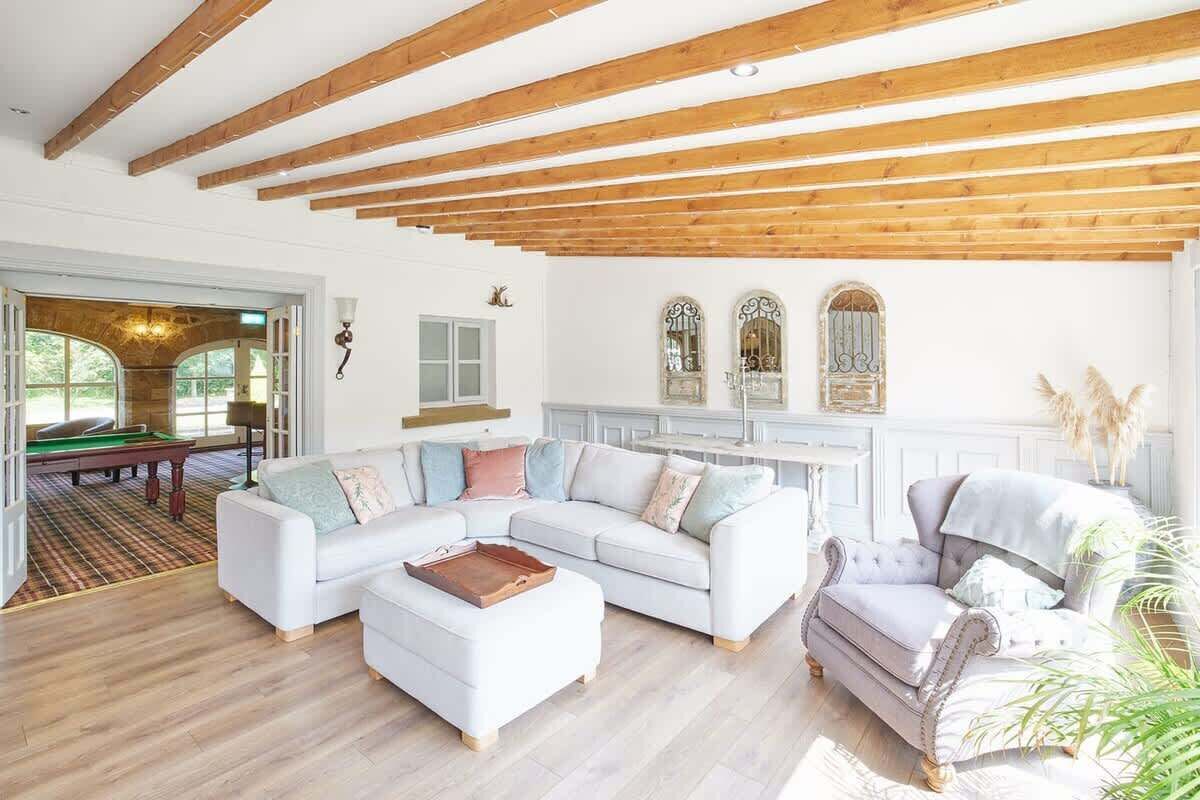 Télévision, cheminée, lecteur de DVD, espaces bureaux