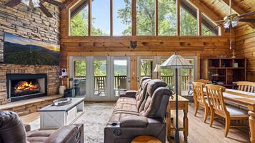 Smart-TV, Kamin, Videospiele, Bücher