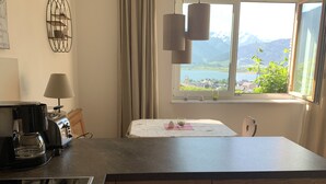 Eine moderne Küche mit Blick auf Berge und einen See.