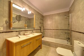 Baignoire, séchoir à cheveux, serviettes fournies