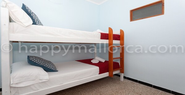 3 slaapkamers, een strijkplank/strijkijzer, reisbedje, gratis wifi