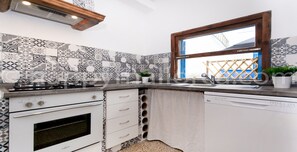 Micro-ondes, four, plaque de cuisson, lave-vaisselle