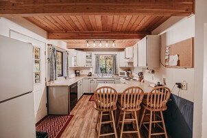 小屋, 3 间卧室 | 私人厨房 | 冰箱、烤箱、茶具/咖啡用具、烤面包机