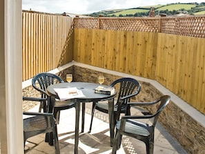 Outdoor dining - 2 bedroom accommodation in Buckley St (Buckley St)