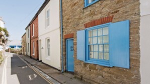 A narrow street with buildings featuring stone walls and blue-framed windows. - 2 bedroom accommodation in Buckley St (Buckley St)