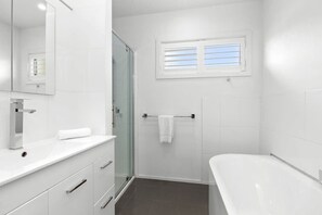 Badewanne, Haartrockner, Handtücher