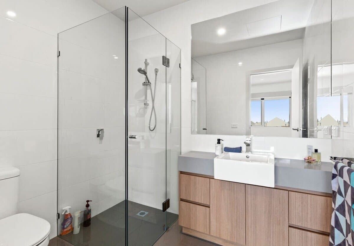 Bathtub, hair dryer, towels, shampoo