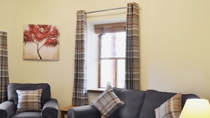 TV, fireplace - North Lodge Gate House (Muir of Ord)