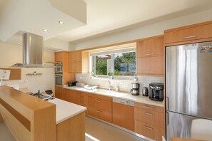 ثلاجة، ميكروويف، فرن، موقد طهي مسطح