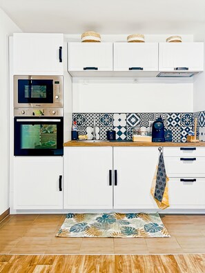 Een koelkast, een microgolfoven, een oven, een kookplaat