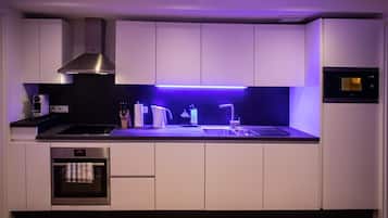 Jääkaappi, mikroaaltouuni, astianpesukone, kahvin-/teenkeitin