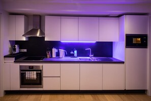 Frigorífico, microondas, lavavajillas y cafetera o tetera