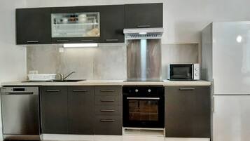 Réfrigérateur, micro-ondes, four, plaque de cuisson