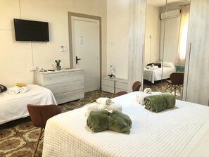 Shared Dormitory, 2 Bedrooms | 2 bedrooms - City Bb Chic Room With Shared Bathroom (Castelsardo)