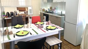Dormitorio compartido, 2 habitaciones | Cocina privada