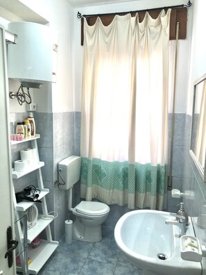 Shared Dormitory, 2 Bedrooms | Bilik Mandi