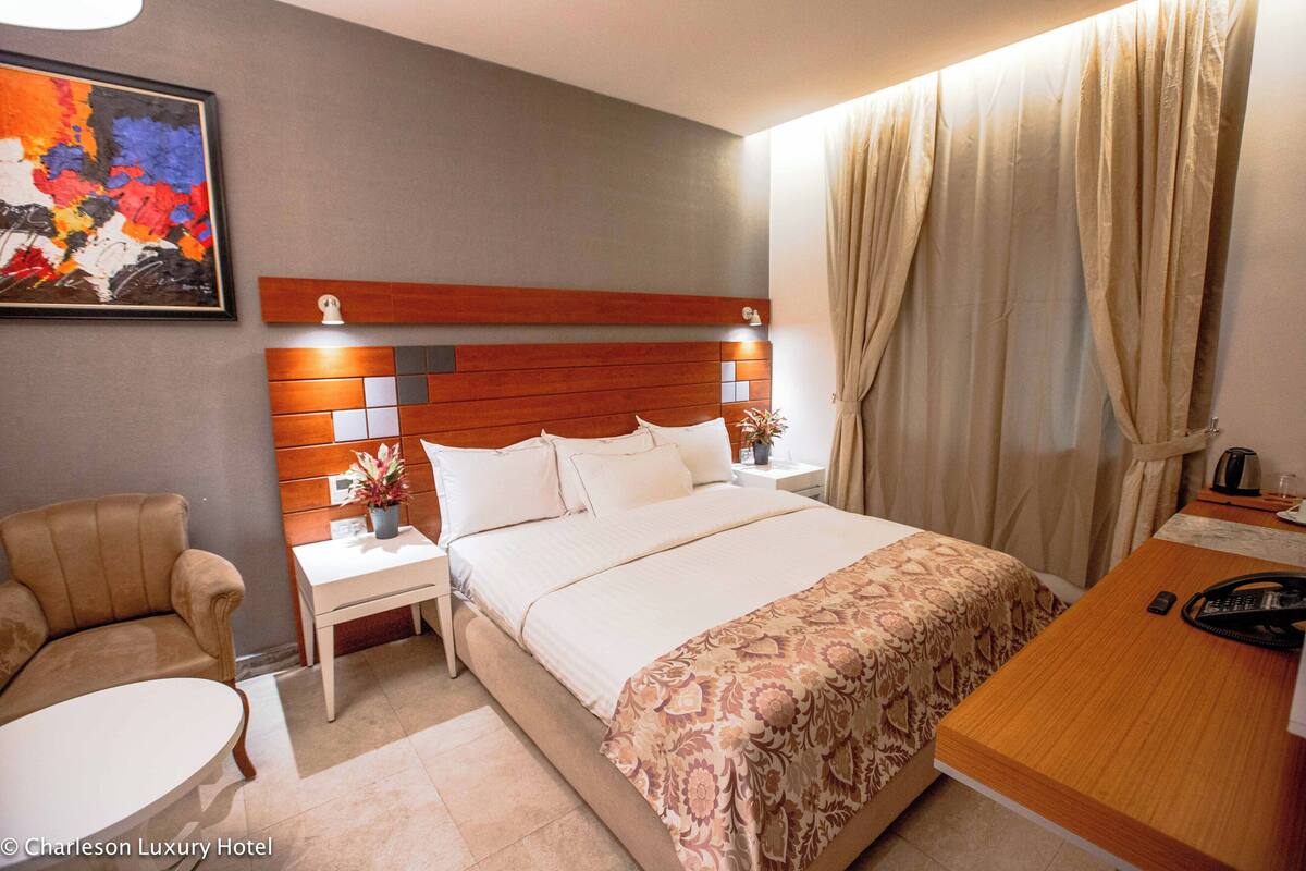 Quarto solteiro luxo | Lençóis italianos Frette, roupas de cama premium, camas Tempur-Pedic