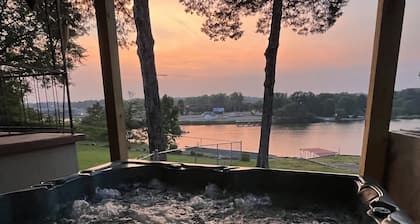 LAKE HOUSE WITH PONTOON BOAT & HOT TUB FROM 299 with PONTOON BOAT! Book now!