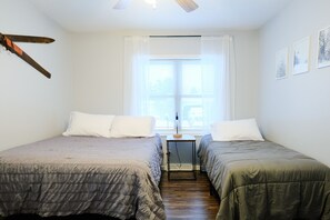 2 bedrooms, desk, iron/ironing board, WiFi