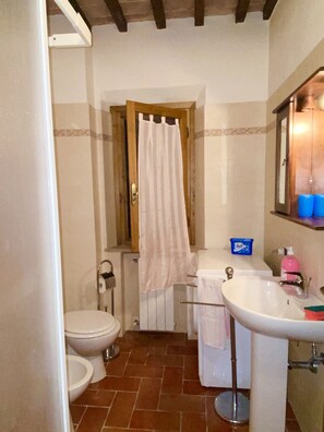 Dusche, Bidet, Handtücher, Seife