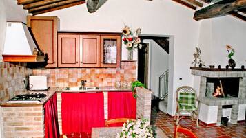 Kühlschrank, Mikrowelle, Herdplatte, Wasserkocher