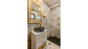 Ensemble douche/baignoire, sĂšche-cheveux, serviettes fournies, savon