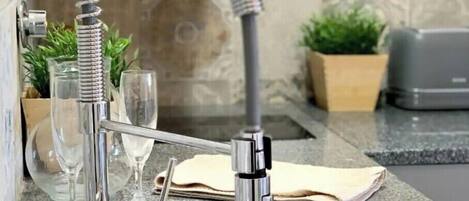 Refrigerador, microondas, parrilla de estufa y cafetera y tetera